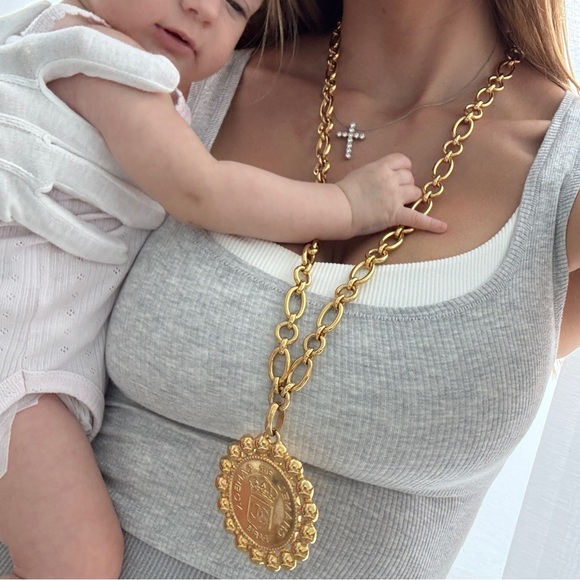 LOT 2306 24k gold plated Rihanna CHANEL 1980S VINTAGE LARGE PENDANT NECKLACE - Picture 8 of 10